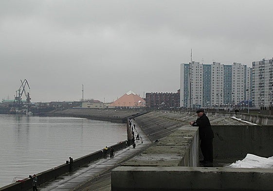 Río Obi a su paso por Nizhnevártovsk, en la región Janti-Mansiisk, Siberia.