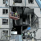 Enorme boquete provocado por un proyectil ruso en un edificio de Dnipró.