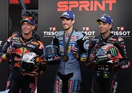 Álex Márquez, escoltado por Pedro Acosta y Bezzecchi tras su triunfo en el sprint del GP de Portugal.