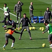 Xabi Alonso exige intensidad a sus jugadores en el entrenamiento de este sábado.