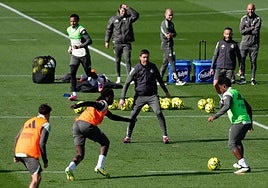 Xabi Alonso exige intensidad a sus jugadores en el entrenamiento de este sábado.