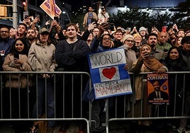 Simpatizantes demócratas celebran el triunfo electoral de Zohran Mamdani en Nueva York.