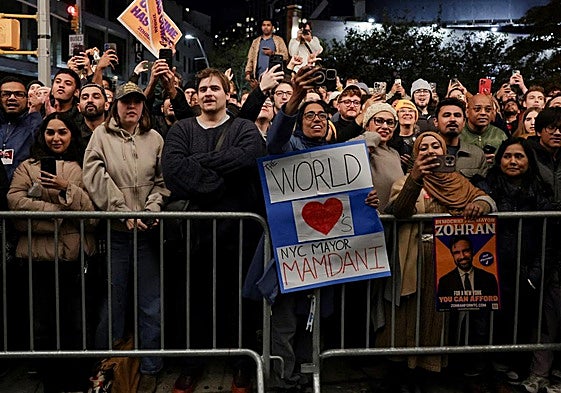 Simpatizantes demócratas celebran el triunfo electoral de Zohran Mamdani en Nueva York.