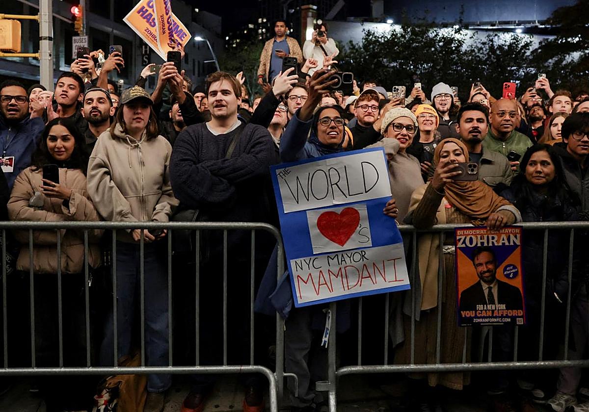 Simpatizantes demócratas celebran el triunfo electoral de Zohran Mamdani en Nueva York.