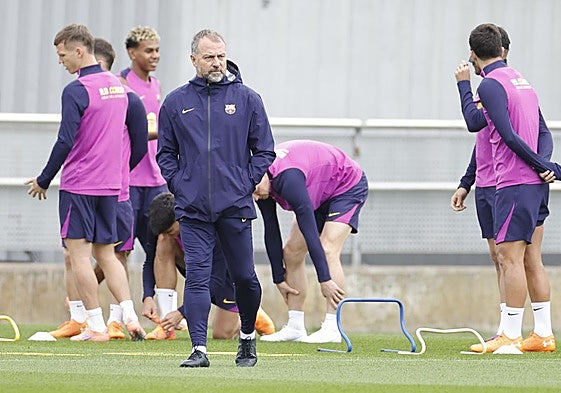 Hansi Flick, durante el entrenamiento del Barça este sábado.