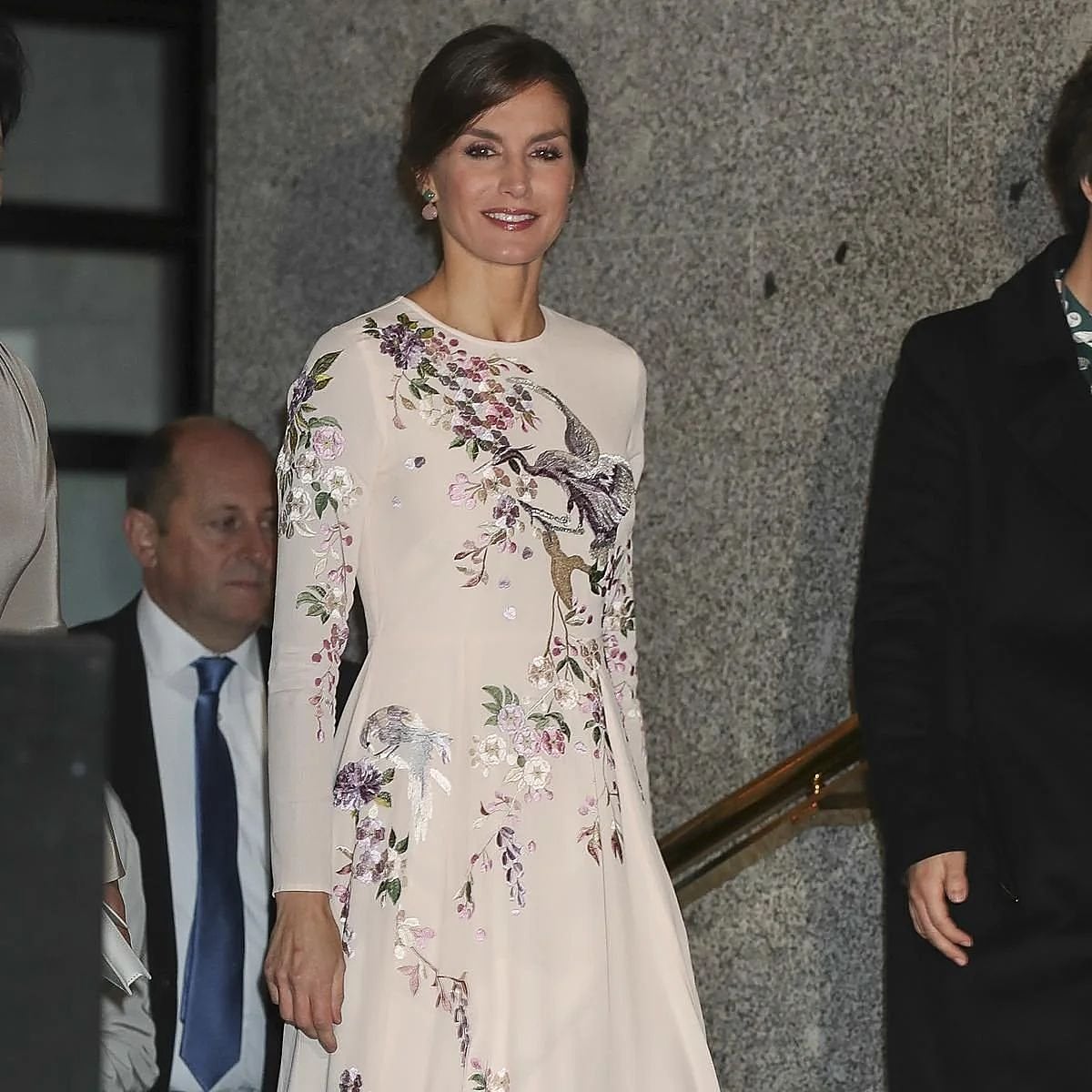 Un vestido inspirado en la porcelana y otras prendas orientales que la reina Letizia podría rescatar en su viaje de Estado a China
