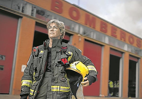 María Luisa Cabañero Sánchez de León, en el Parque de Bomberos de Puertollano (Ciudad Real), donde ha prestado servicio durante casi cuatro décadas.