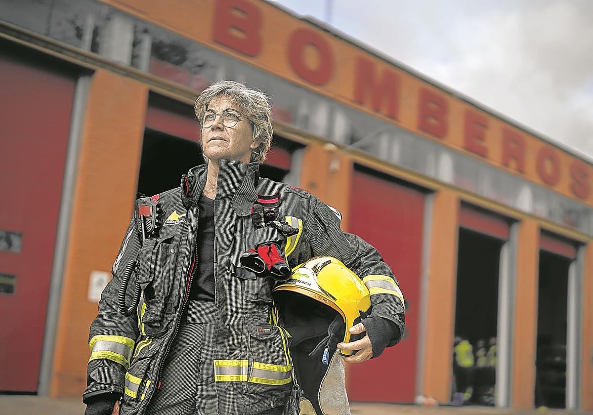María Luisa Cabañero Sánchez de León, en el Parque de Bomberos de Puertollano (Ciudad Real), donde ha prestado servicio durante casi cuatro décadas.