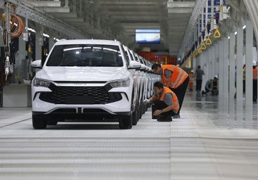 Gigantes europeos como Stellantis se alían con marcas chinas para competir en la batalla de los eléctricos