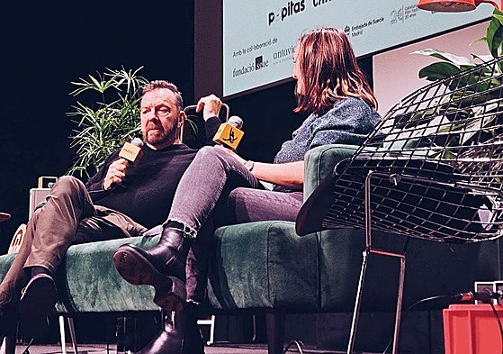 Alan Ball con la crítica Violeta Kovacsics, en el festival Serielizados Fest.