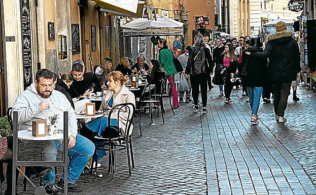 Terraza de un restaurante en el centro de Roma..
