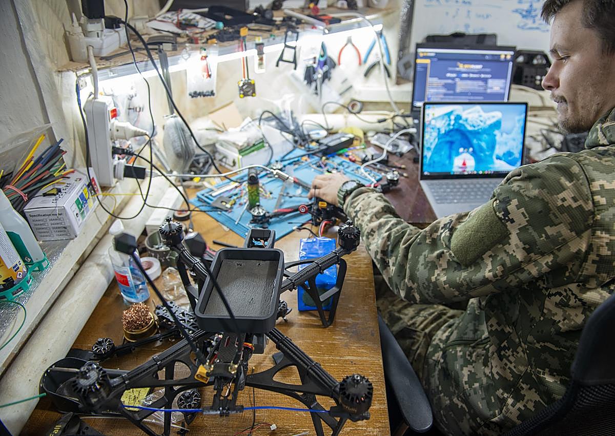 Imagen secundaria 1 - Soldados ucranianos preparan drones para la guerra.