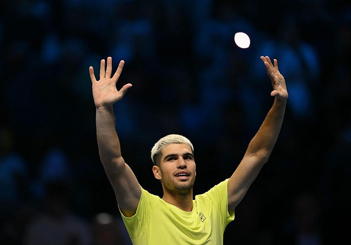 Carlos Alcaraz celebrates his victory over Alex De Miñaur.