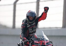 Marco Bezzecchi celebra su victoria en el GP de Portugal.