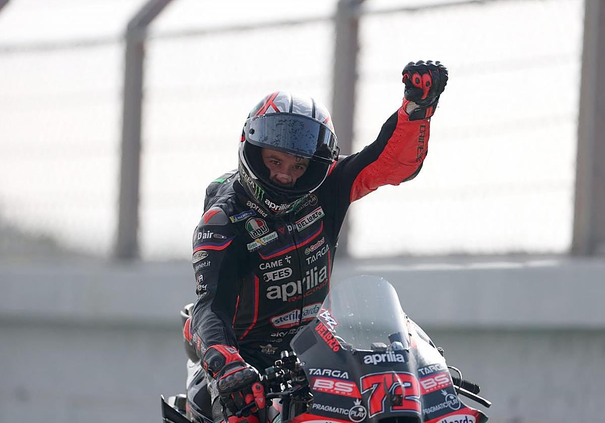 Marco Bezzecchi celebra su victoria en el GP de Portugal.