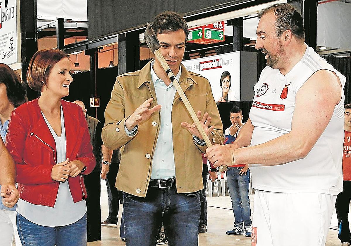 Pedro Sánchez, con Koldo García en una competición de 'aizkolaris' en Pamplona en 2014.