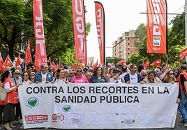 Miles de personas participan en la manifestación por la Sanidad Pública celebrada este domingo en Sevilla.