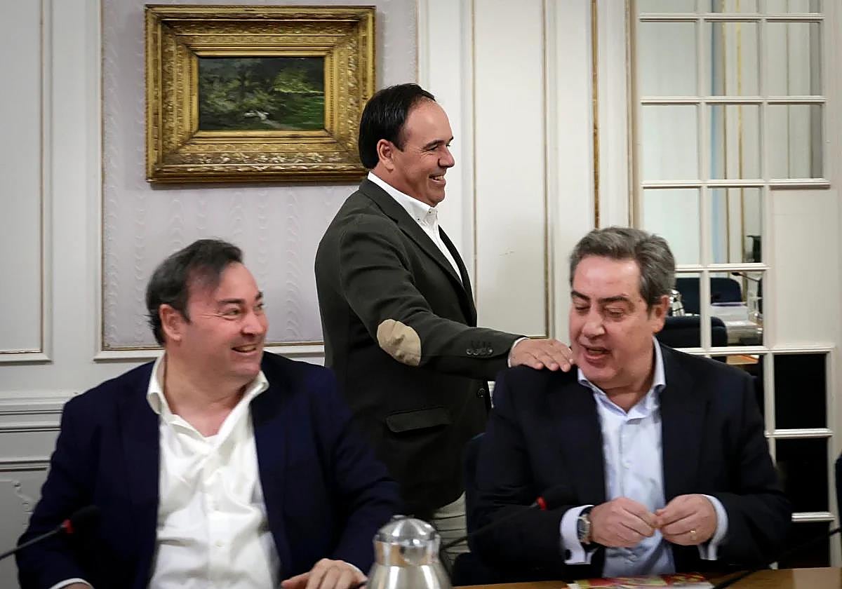 Juanfran Pérez Llorca saluda este lunes al síndic de Vox, José María Llanos.