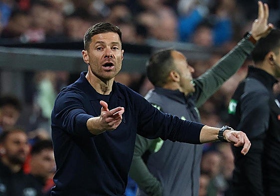 Xabi Alonso hace indicaciones a sus jugadores en el partido ante el Rayo.