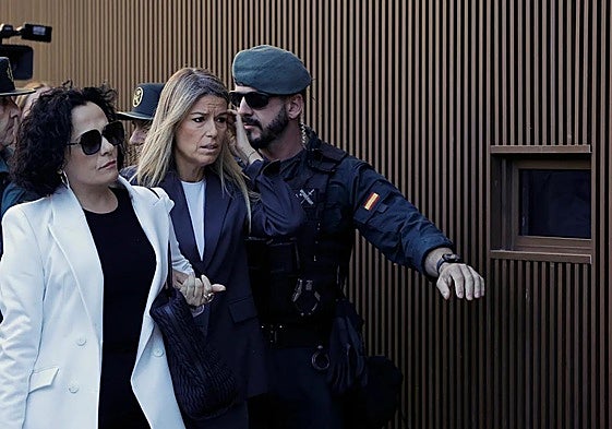 La periodista Maribel Vilaplana a la entrada de los Juzgado de Catarroja para su declaración judicial.