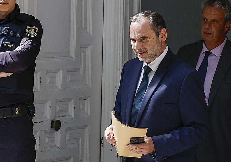 Ábalos muestra un certificado del Congreso para rebatir que los «folios» sean «dinero ilícito»