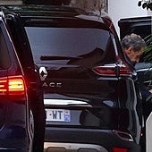 Nicolas Sarkozy llega a su casa tras salir de prisión.