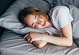 Duerme mejor y relájate al instante con el aceite esencial de lavanda puro y certificado