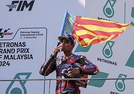 Jorge Martín, con una bandera de la Comunidad Valenciana.