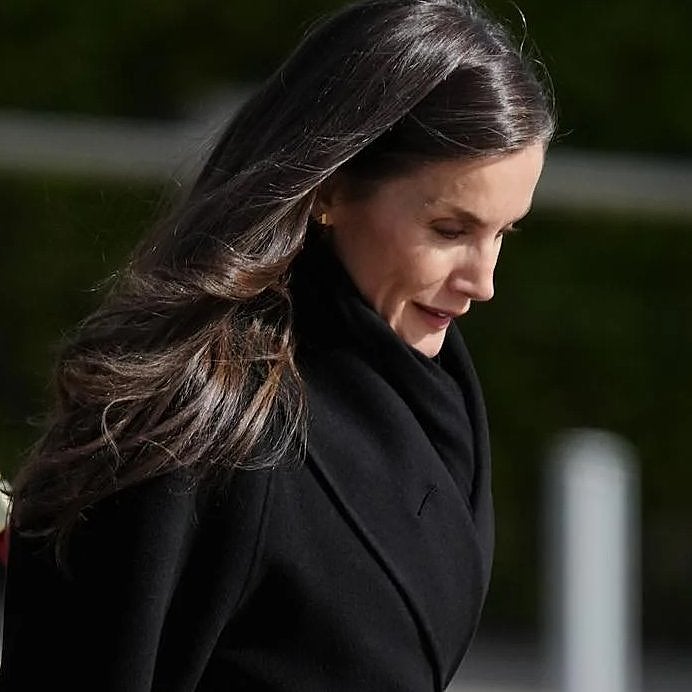 Letizia arrasa con un total look negro con abrigo envolvente tipo batín en el aeropuerto, antes de embarcar para China