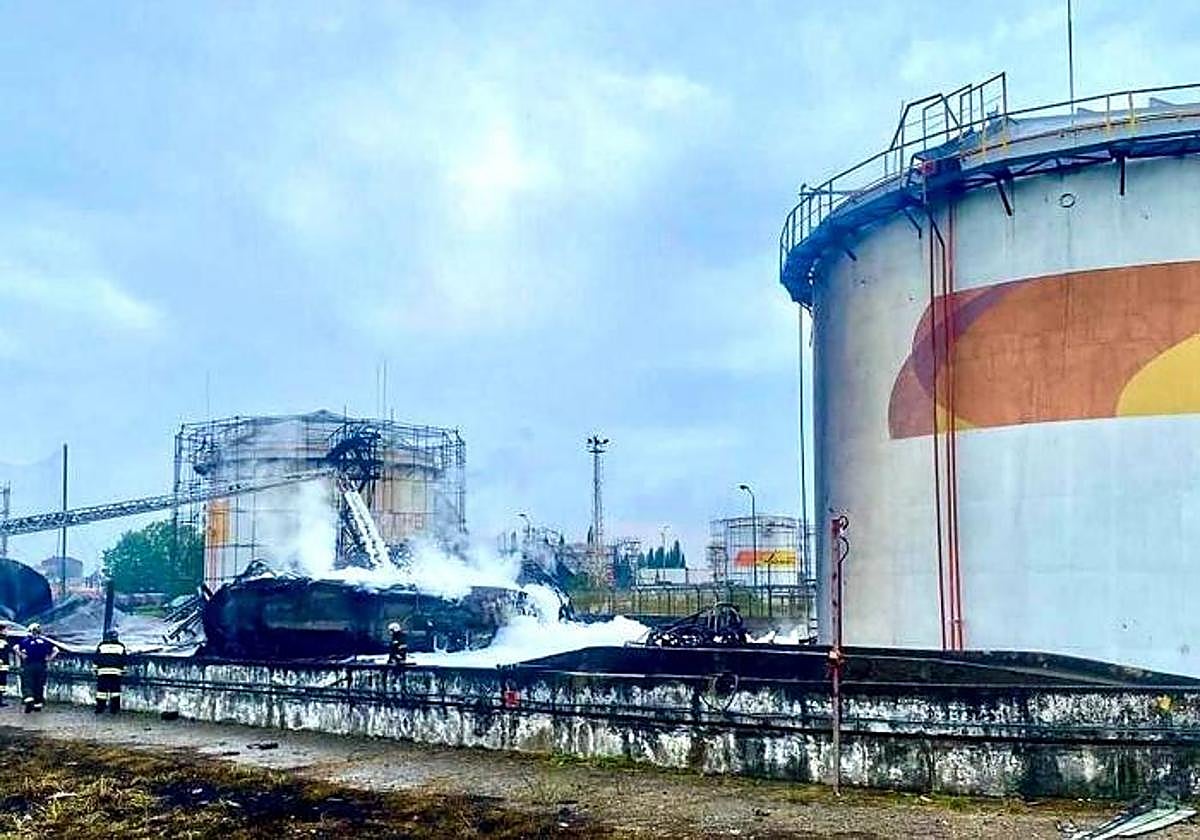 Bomberos rusos trabajan en la extinción del fuego en una refinería a las afueras de Sochi.