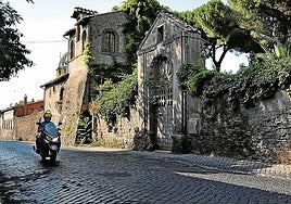 Tramo de la Vía Apia, a las afueras de Roma, aún en uso.
