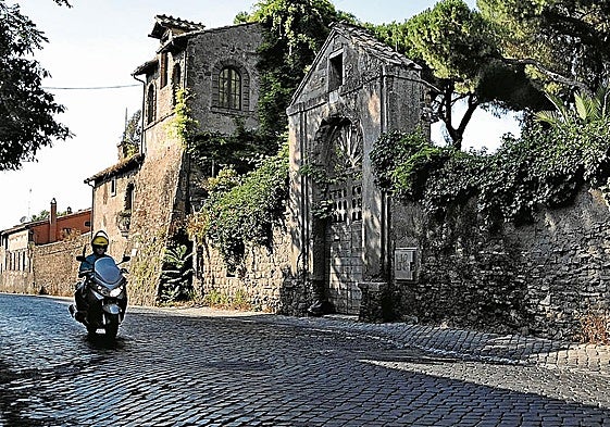 Tramo de la Vía Apia, a las afueras de Roma, aún en uso.