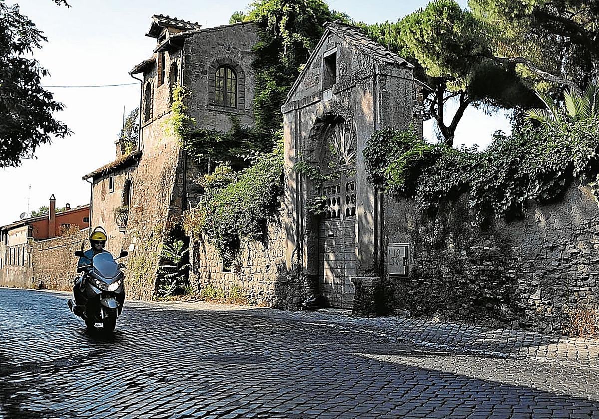 Tramo de la Vía Apia, a las afueras de Roma, aún en uso.