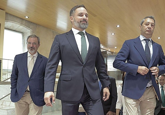 Santiago Abascal, con los diputados de Vox en la Comunidad Valenciana Carlos Flores (izq.) y Vicente Barrera (dcha.).