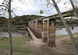 Bajo nivel de agua en el embalse de Belesar, en Lugo, que se encuentra al 27% de su capacidad.
