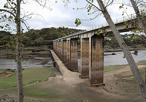 Bajo nivel de agua en el embalse de Belesar, en Lugo, que se encuentra al 27% de su capacidad.