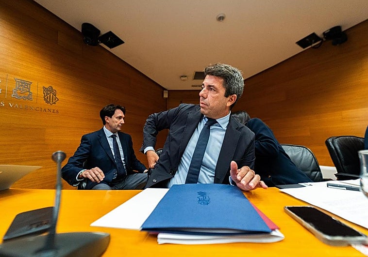 Mazón arremete contra el Gobierno por la dana, pero evita aclarar los horarios en el Ventorro