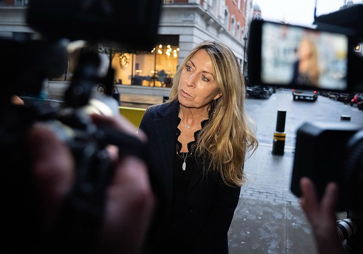 Deborah Turness, directora ejecutiva de BBC News, habla con los medios de comunicación tras su dimisión.