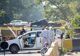 Miembros del equipo forense trabajan en Islamabad tras la explosión de un vehículo.