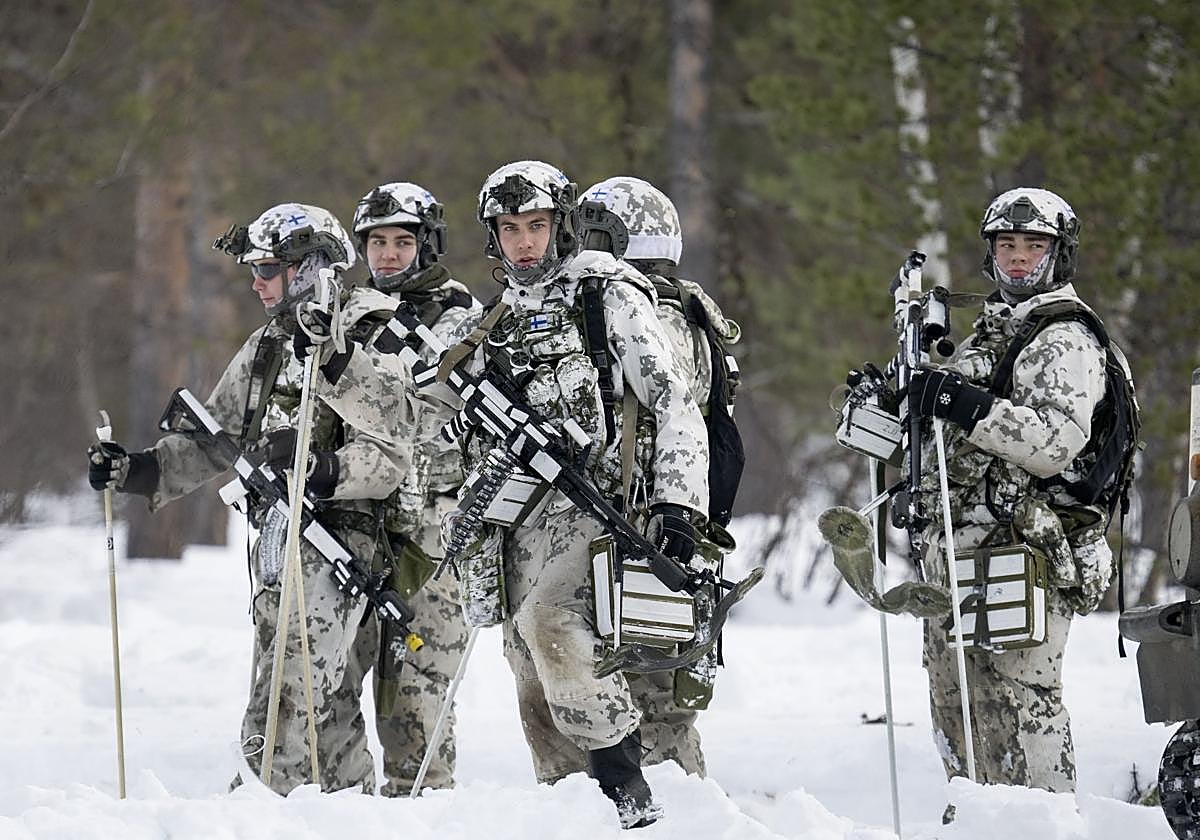 Maniobras tácticas de los equipos de la OTAN, en Finlandia.