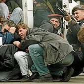 Soldados y civiles se ponen a resguardo de los francotiradores en Sarajevo en 1992.