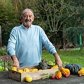 Karlos Arguiñano, cocinero y autor de 'Cocina para todos', en su huerto.