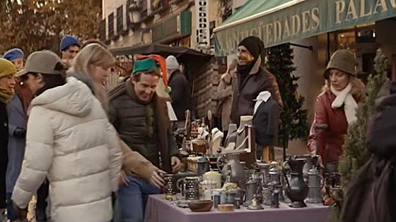 Un quinto premio del 95 pendiente de cobro y enmarcado en un mercadillo... así es el emotivo anuncio de la Lotería de Navidad