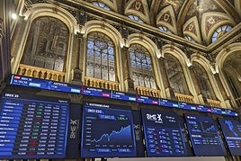 Pantallas de cotización en el interior de la Bolsa de Madrid.