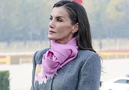 La reina Letizia deslumbra en la recepción en Pekín con un espectacular abrigo de flores de Carolina Herrera