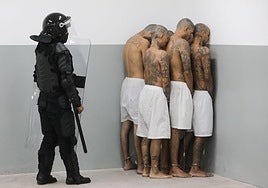 Presos en la megacárcel de El Salvador.