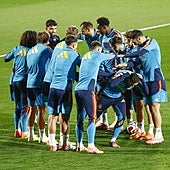 Los jugadores de la selección española, durante el entrenamiento del martes.