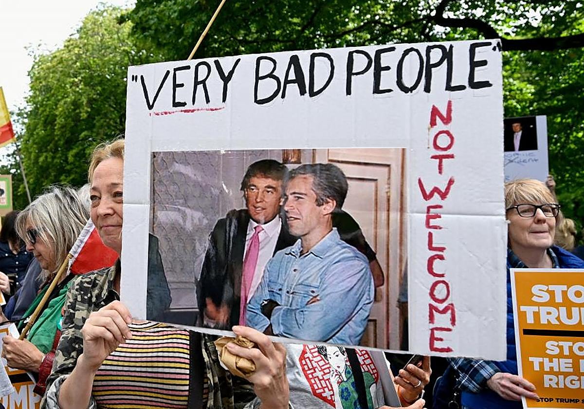 Una protesta contra Donald Trump en Escocia con pancartas que recuerdan su amistad con el pederasta Jeffrey Epstein.
