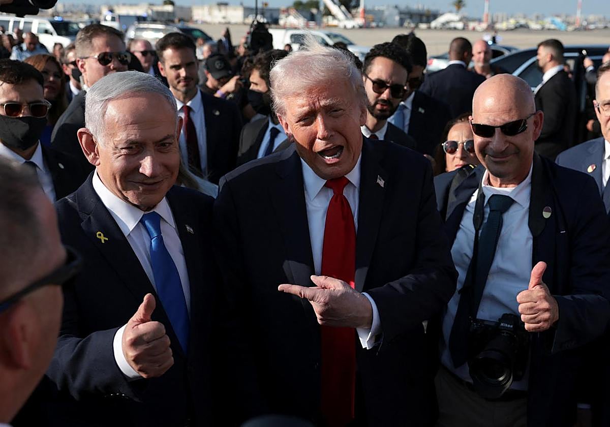 Gestos de complicidad entre Donald Trump y Benjamín Netnayhu en su encuentro en Tel Aviv del pasado 13 de octubre tras firmar el acuerdo de paz en Gaza.