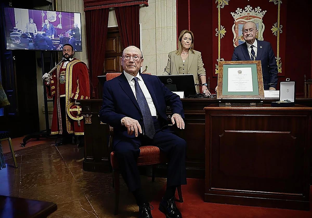 Fosforito, tras recibir la Medalla de la Ciudad de Málaga y el nombramiento de Hijo Adoptivo el pasado febrero.